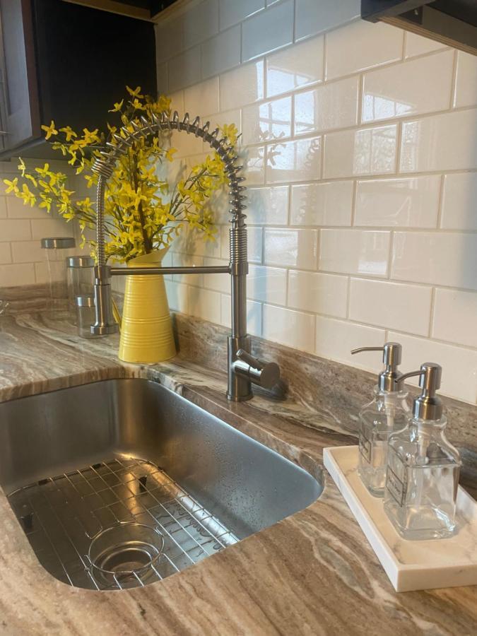 Cozy, Upstairs Apartment Pets Welcome With Fee Family Friendly Close To Everything Cleveland Exteriör bild