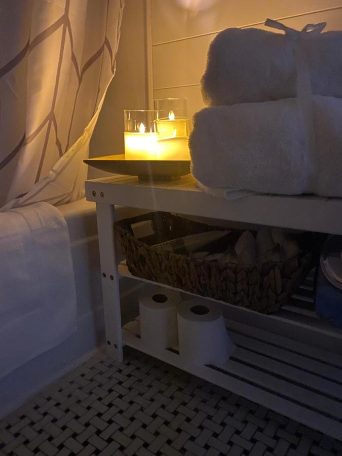 Cozy, Upstairs Apartment Pets Welcome With Fee Family Friendly Close To Everything Cleveland Exteriör bild